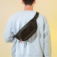에이지그레이 볼륨 블랙 슬링백 힙색 옆으로매는 작은 핸드폰 어깨가방 허리힙쌕 힙백가방