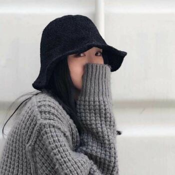 여성 버킷햇 패션 검정색 가을 겨울 패션 여행 모자